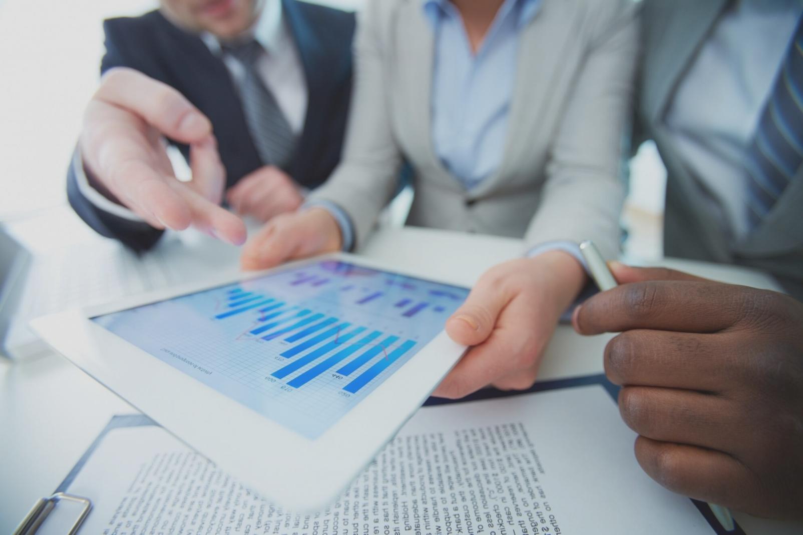 Modernes Büro mit Analysewerkzeugen und Monitoren