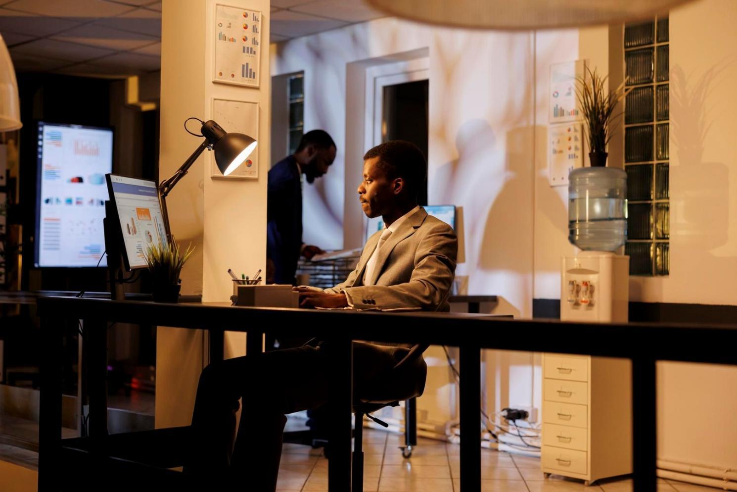 Arbeitsbereich mit Monitoring-Dashboard und Analysewerkzeugen